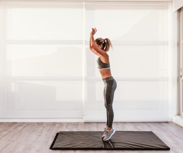 Desafío fitness de 30 días: Mejora tu condición física y quema grasa con esta potente rutina progresiva de burpees desde casa