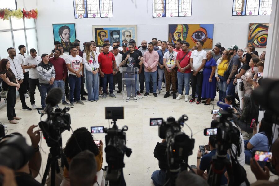 Migrantes venezolanos detenidos en El Salvador exigen a EE. UU. garantías para audiencia tras violación del debido proceso