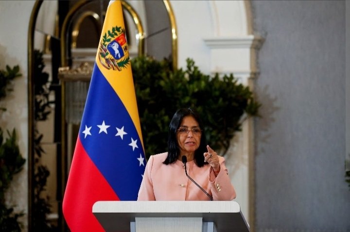 Delcy Rodríguez asume como presidenta interina de Venezuela mientras Maduro enfrenta juicio en Nueva York y crece la presión de EE. UU.