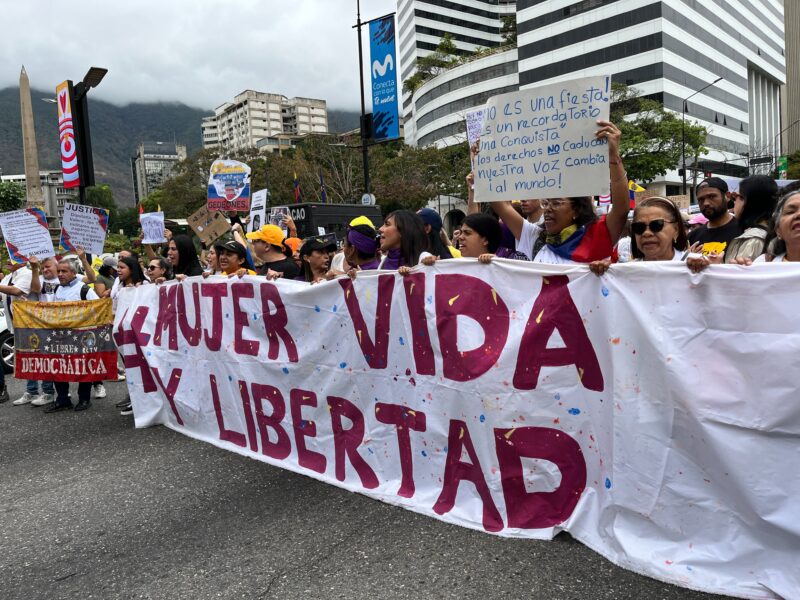Mujeres corean consignas contra la represión durante marcha del 8M en Caracas