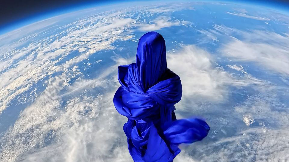 ¿Un Dementor en el espacio? Lanzan figura de seda a la estratósfera en experimento artístico