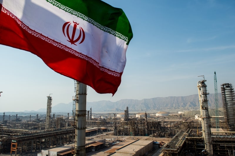 Irán reabre el estrecho de Ormuz y caen los precios del petróleo