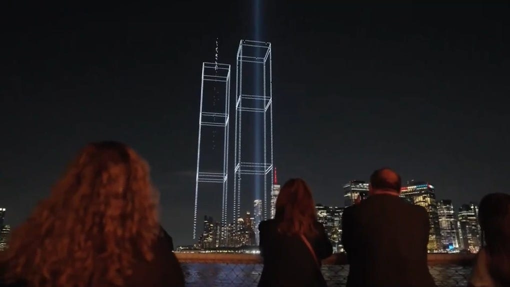 Nueva York conmemora el 25 aniversario del 11-S con 2.977 drones que iluminan el cielo en memoria de cada víctima