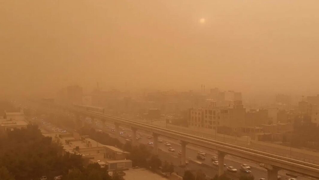 Tormenta de polvo en Irán tiñe de naranja la ciudad de Qom y deja zonas sin luz