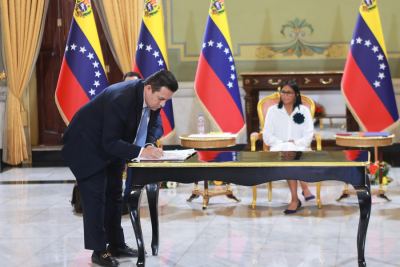 Delcy Rodríguez y Chevron firman acuerdos para fortalecer la producción petrolera en Venezuela