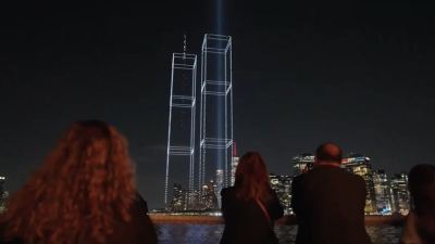 Nueva York conmemora el 25 aniversario del 11-S con 2.977 drones que iluminan el cielo en memoria de cada víctima
