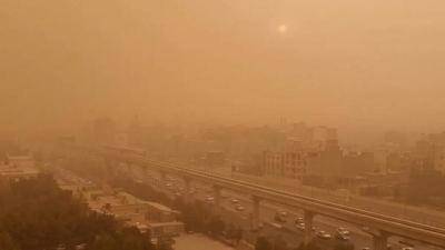 Tormenta de polvo en Irán tiñe de naranja la ciudad de Qom y deja zonas sin luz