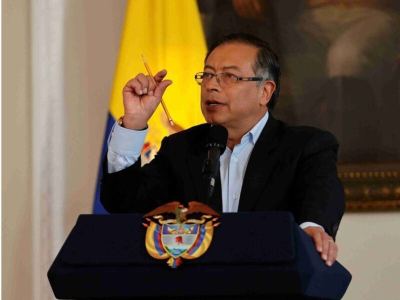 Gustavo Petro afirma que Caracas está siendo bombardeada y pide reuniones urgentes de la OEA y la ONU
