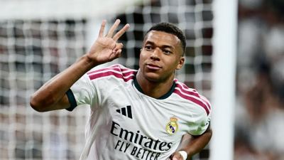 Mbappé firma un triplete y el Real Madrid arrasa 4-1 a la Real Sociedad de Herrera y Aramburu