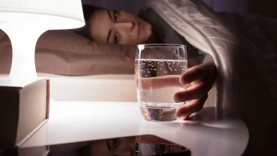 ¿Beber agua antes de dormir es bueno o malo? Esto dicen los expertos sobre sus efectos en la salud