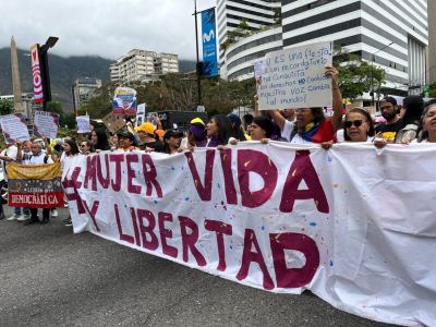 Mujeres corean consignas contra la represión durante marcha del 8M en Caracas