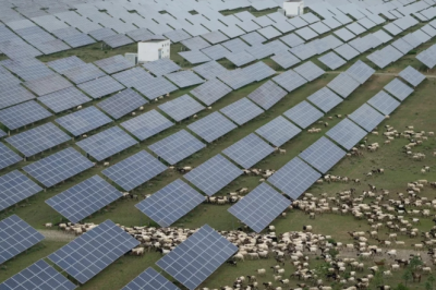 China rompe récords en energía solar y logra reducir sus emisiones de carbono antes de lo previsto: un hito con impacto global