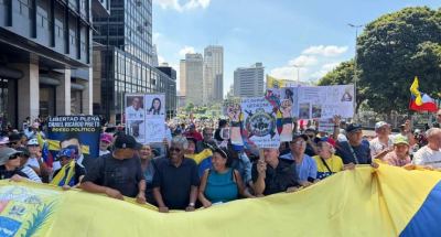 Marcha de trabajadores avanza hacia Miraflores pese a bloqueos policiales en Caracas