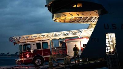 Incendio masivo de cinco alarmas arrasa instalación de palés en Ohio y moviliza a decenas de bomberos