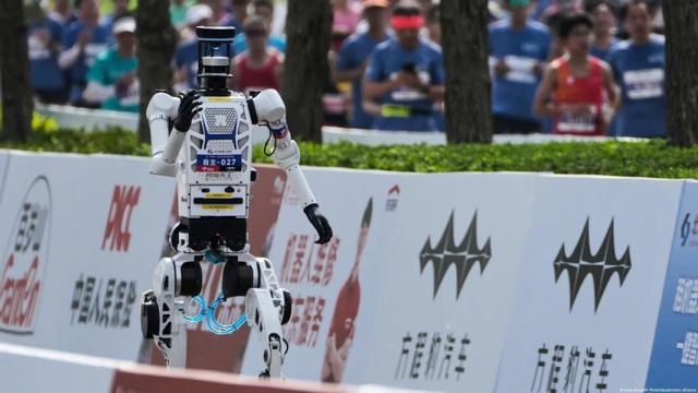 Robots humanoides hacen historia en Pekín: superan en dos horas el récord de 2025 en media maratón