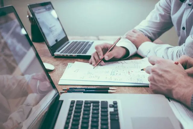 Cuánto cobrar como freelancer: la fórmula para calcular tu tarifa por hora sin regalar tu trabajo