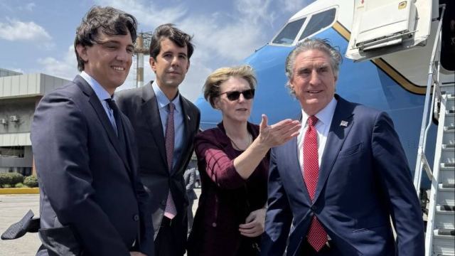 Secretario del Interior de EE. UU., Doug Burgum, llega a Caracas para fortalecer cooperación en energía y minería