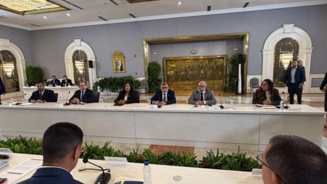 Diálogo en Venezuela deja fuera garantías políticas y CNE