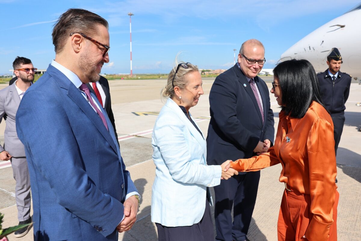 Delcy Rodríguez llega a Roma para el Foro Mundial de la Alimentación de la FAO entre protestas de venezolanos