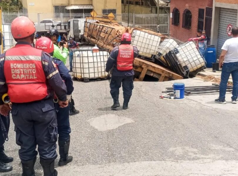 Gandola se hunde en el pavimento y provoca derrame de químico en Caracas: activan alerta en la zona | IMG 1961 |