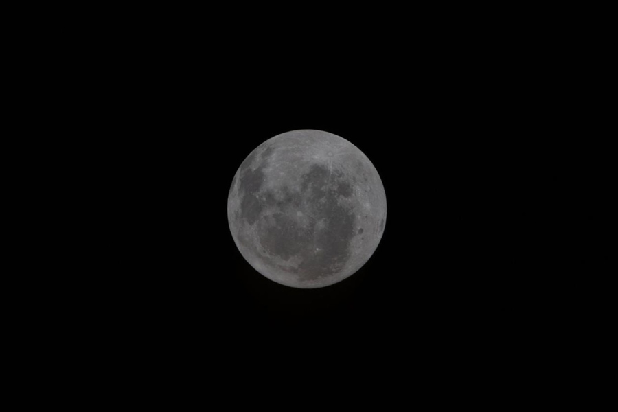 AME607. LOS ÁNGELES (ESTADOS UNIDOS), 05/04/2026.- Imagen tomada de la pagina oficial de la NASA que muestra una fotografía de la de la cara oculta de la Luna captada por la tripulación de la misión Artemis II. En la imagen, tomada este sábado, se observa a la Luna al revés, con su Polo Sur apuntando hacia arriba y una vista completa de la cuenca Oriental de la Luna, la cual nunca antes había sido vista en su totalidad por ojos humanos, según describió la agencia espacial. EFE/ NASA /SOLO USO EDITORIAL/ NO VENTAS/ SOLO DISPONIBLE PARA ILUSTRAR LA NOTICIA QUE ACOMPAÑA (CRÉDITO OBLIGATORIO)