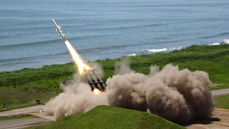 Japón levanta veto histórico y permitirá exportar armas letales a aliados estratégicos