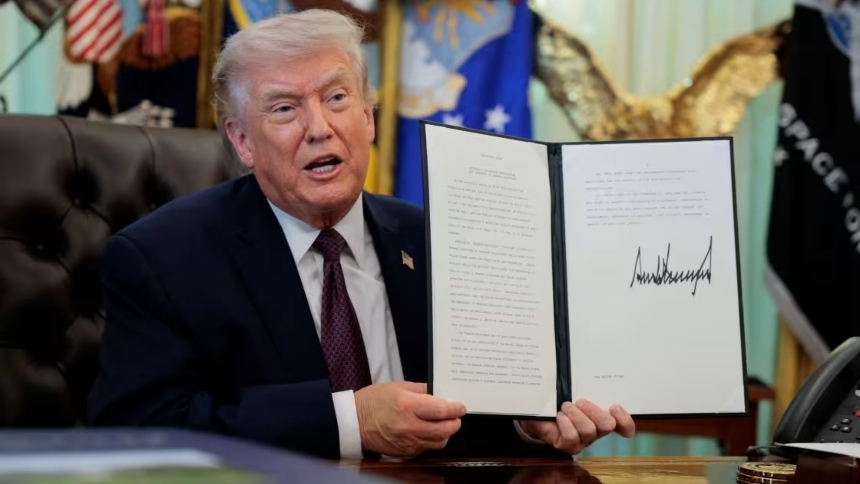 Trump limita el voto por correo y ordena crear una lista nacional de votantes en EE.UU. | TRUMP 44 |