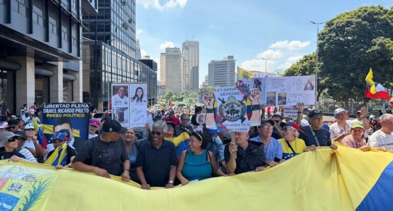 Marcha de trabajadores avanza hacia Miraflores pese a bloqueos policiales en Caracas