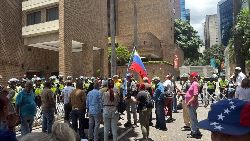 PoliChacao impide movilización sindical frente al Hotel Marriott en Caracas | PoliChacao HRTuDrRbkAAm0kB | PoliChacao