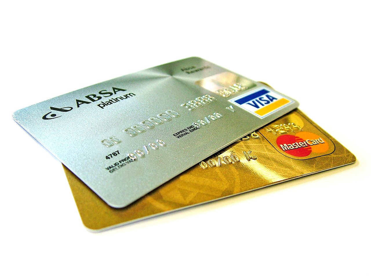 Varias tarjetas de crédito sobre una superficie, representando el sistema financiero