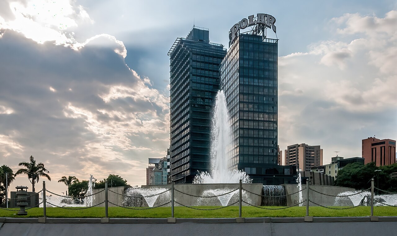 Atardecer en Plaza Venezuela, Caracas, Venezuela