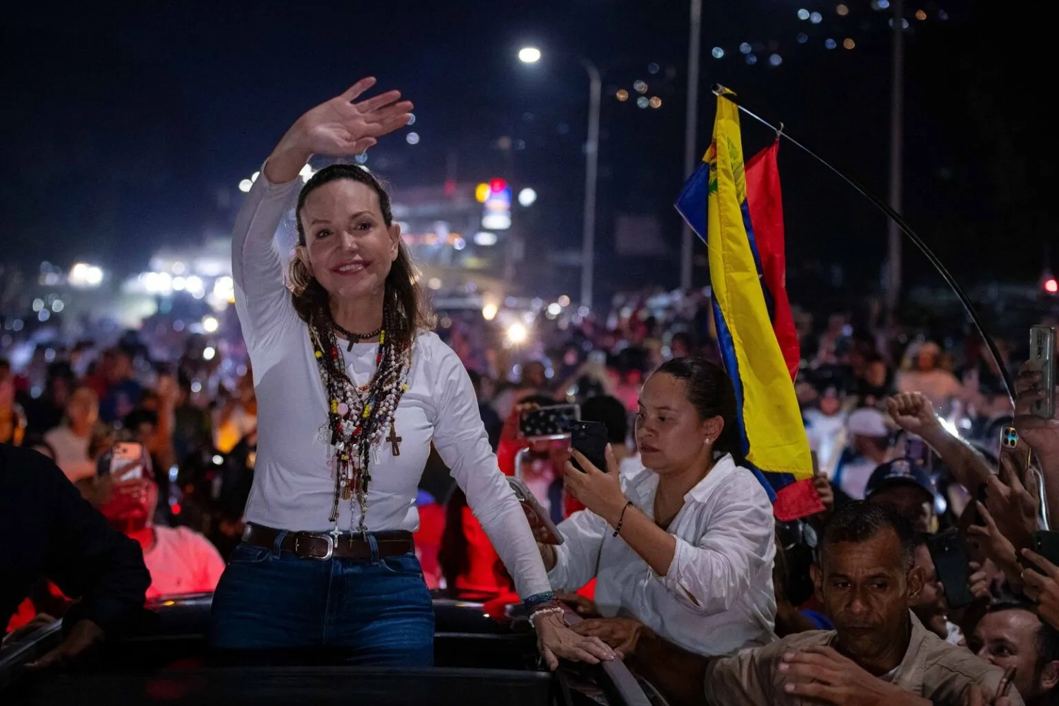 María Corina Machado llega a Caracas en una caravana desde Lara, recibida por miles de seguidores