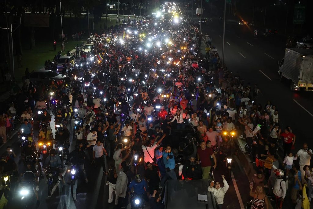 María Corina Machado llega a Caracas tras caravana desde Lara