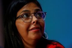 Delcy Rodríguez califica de «show» el retorno de María Corina Machado