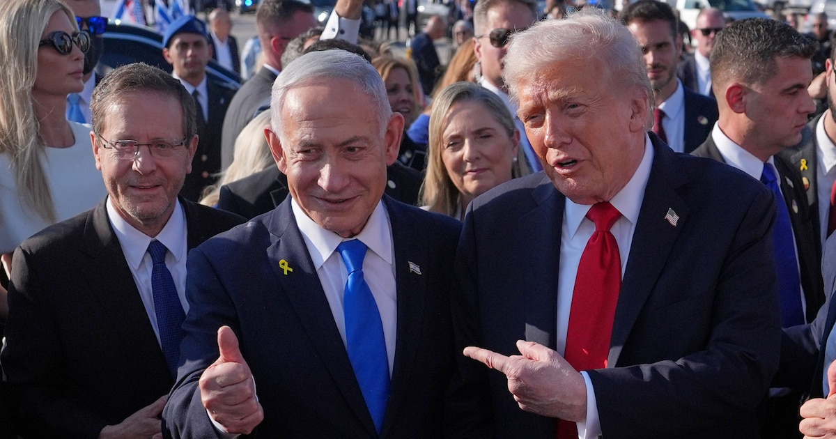 Benjamín Netanyahu levanta el pulgar junto a Donald Trump durante un acto al aire libre rodeados de personas.
