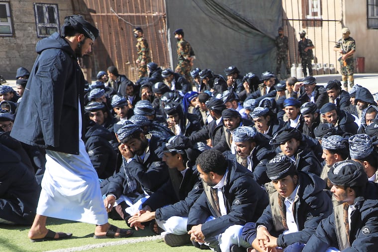 Combatientes hutíes en Sanaa, Yemen, en el contexto del ataque al campamento de entrenamiento de Shabwa