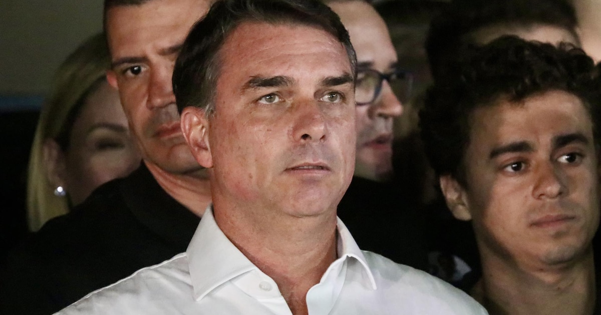 Flávio Bolsonaro no entregó su pasaporte a tiempo y la Policía Federal de Brasil lo canceló