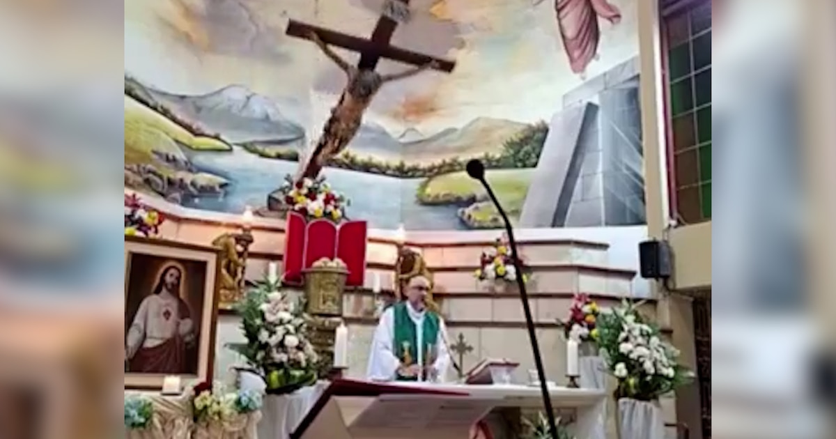 Tragedia en Ecuador: sacerdote muere aplastado por una enorme cruz metálica durante una misa en Guayaquil
