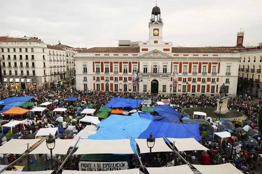 Cientos de personas mantienen la acampada en Madrid por la vivienda en Puerta del Sol bajo la lluvia