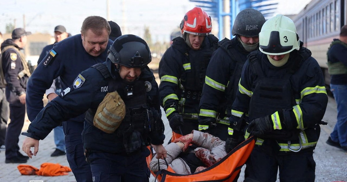 Rescatistas del Servicio de Emergencias de Ucrania trabajan en el andén de la estación de tren de Dnipró tras el ataque con dron ruso del 29 de octubre de 2026