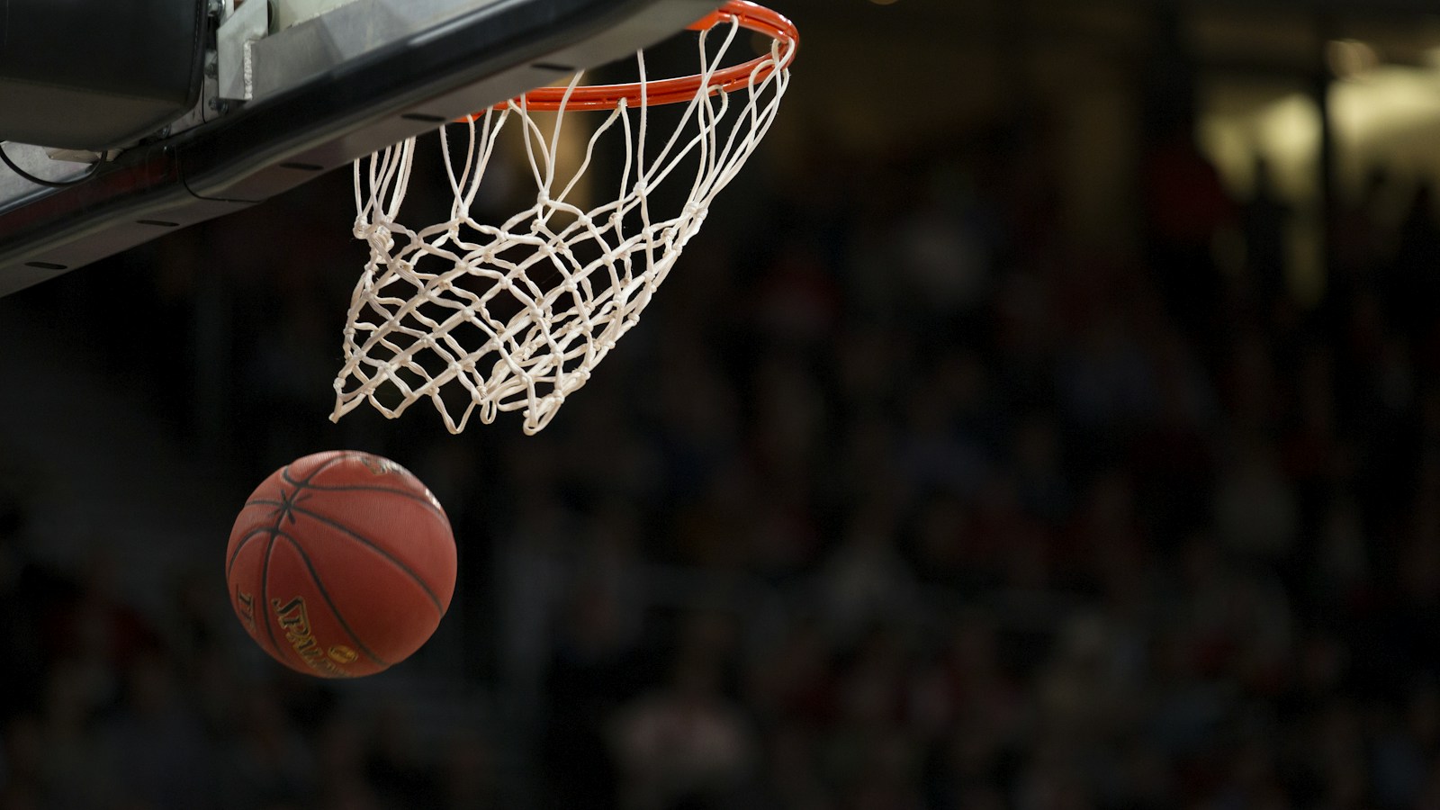 Jugador de baloncesto con el balón en la cancha
