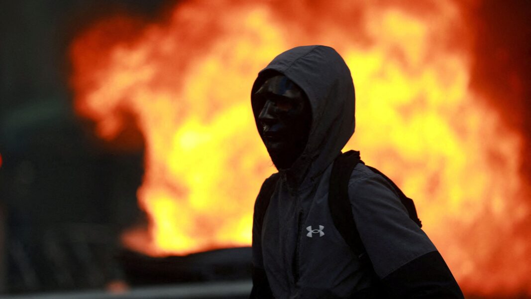 Día de furia en Francia: manifestantes incendian edificios durante protestas masivas