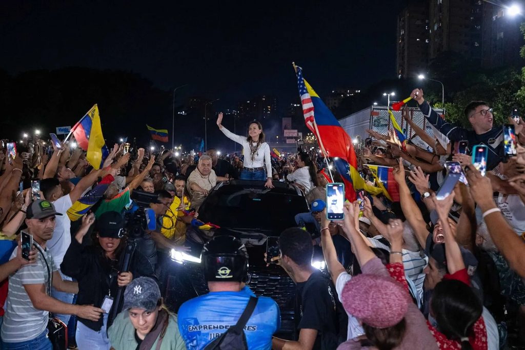 María Corina Machado llega a Caracas tras caravana desde Lara