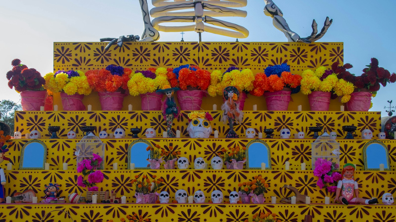 Día de Muertos 2026: altar con flores y calaveras para la ofrenda del 1 y 2 de noviembre