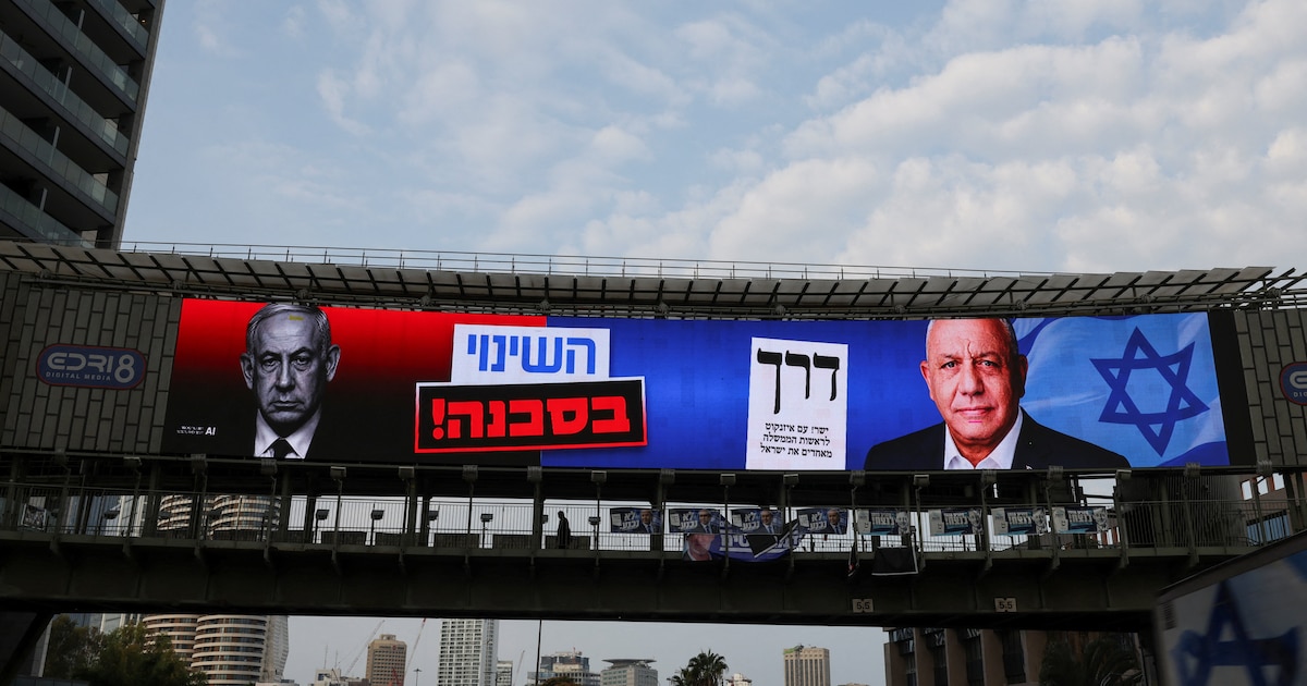 Cartel electoral con las imágenes de Benjamin Netanyahu y Gadi Eisenkot en Ramat Gan, Israel