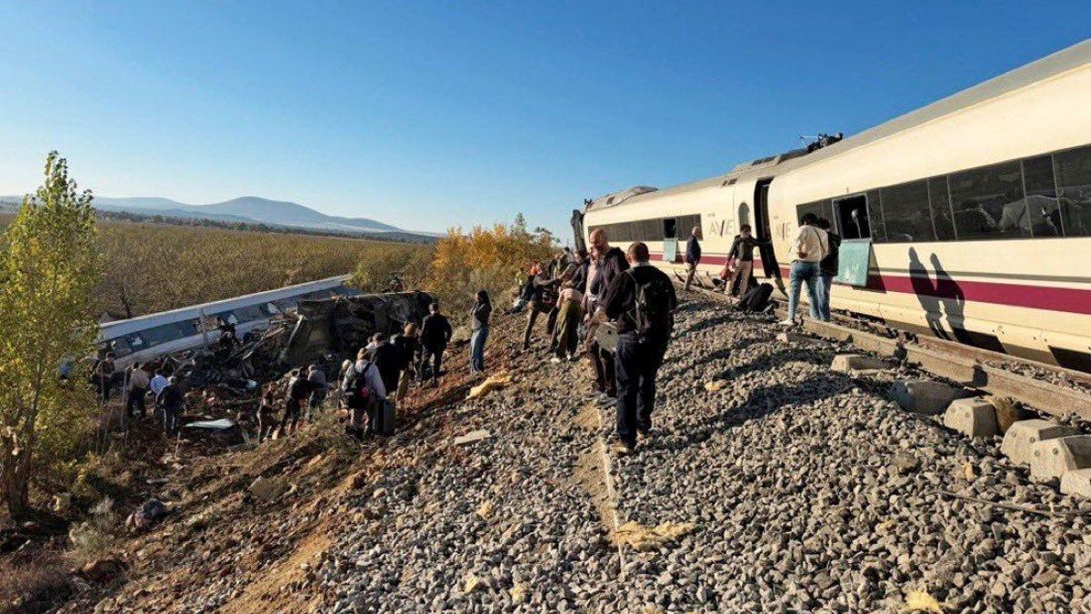 Imagen del accidente de tren en Urda, Toledo, donde chocaron un AVE de Renfe y un tren de Iryo