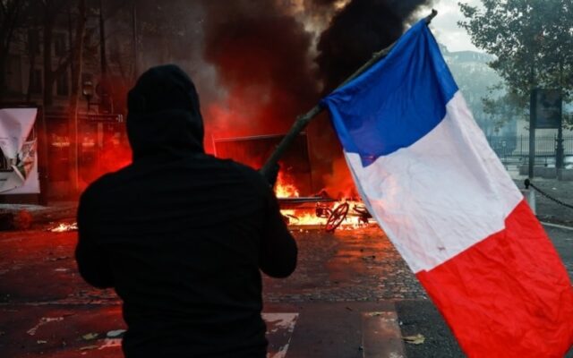 Protestas en Francia: joven pierde una mano por granada policial