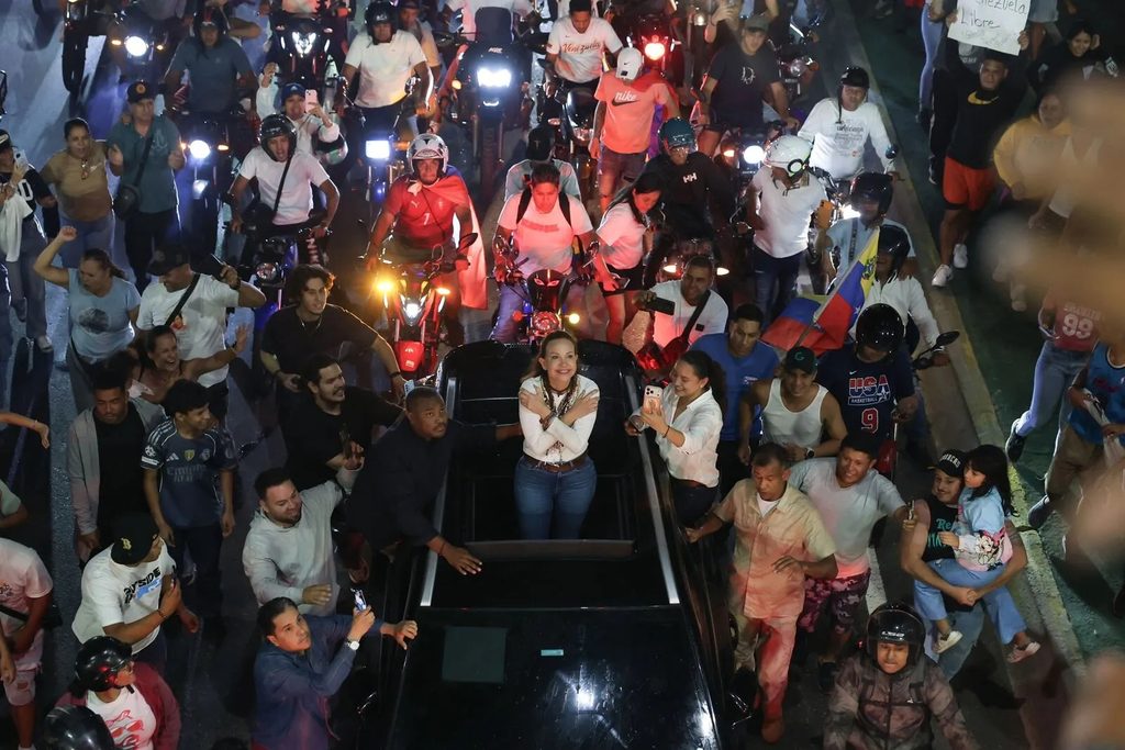 María Corina Machado llega a Caracas tras caravana desde Lara