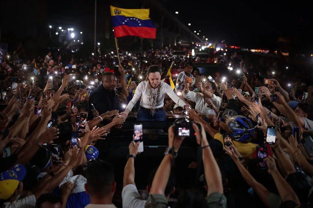 María Corina Machado llega a Caracas tras caravana desde Lara