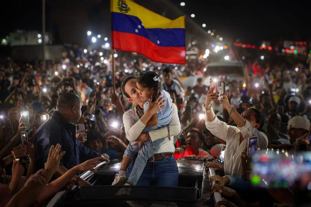 María Corina Machado llega a Caracas tras caravana desde Lara